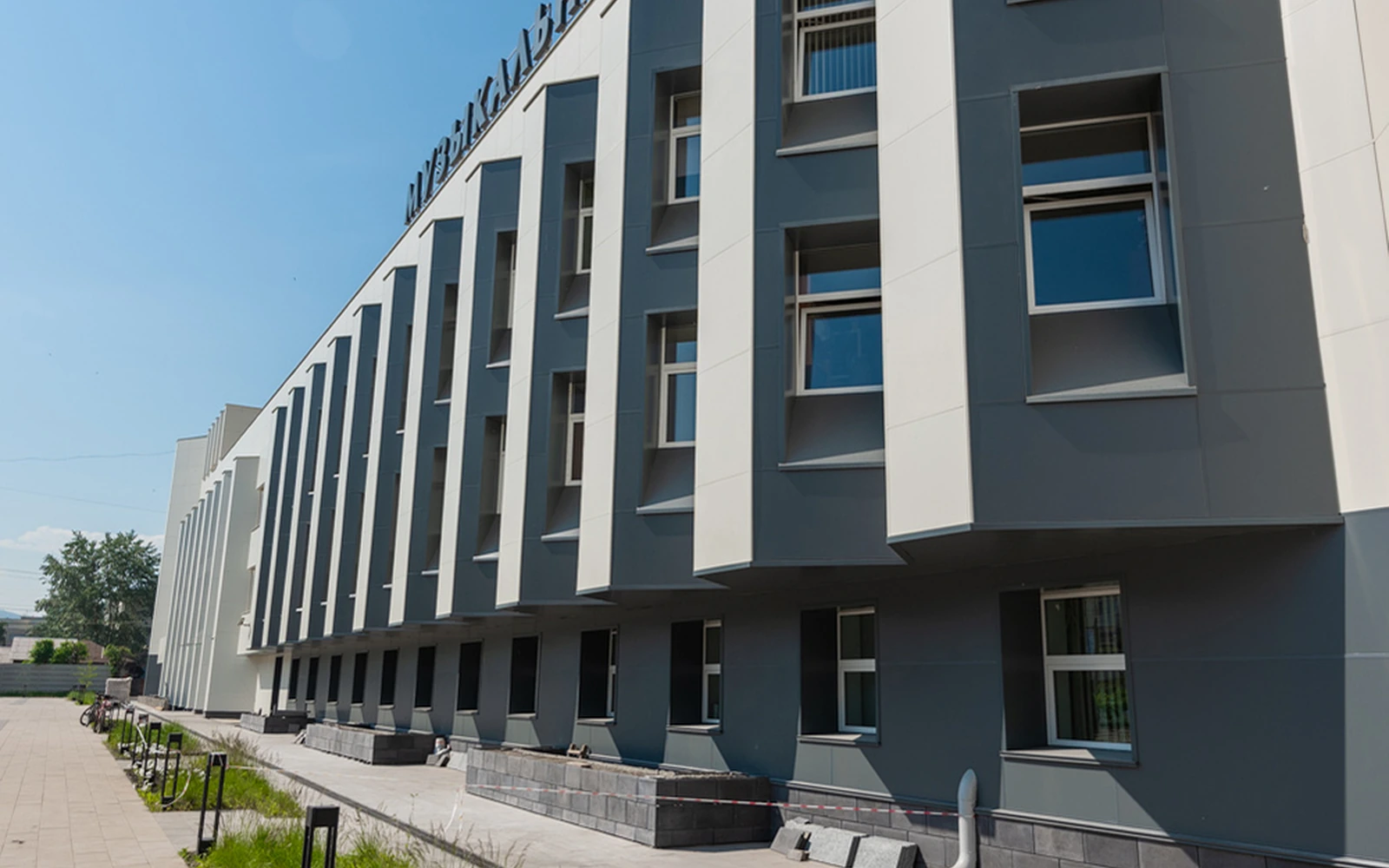 Металлический фасад Красноярского музыкального театра