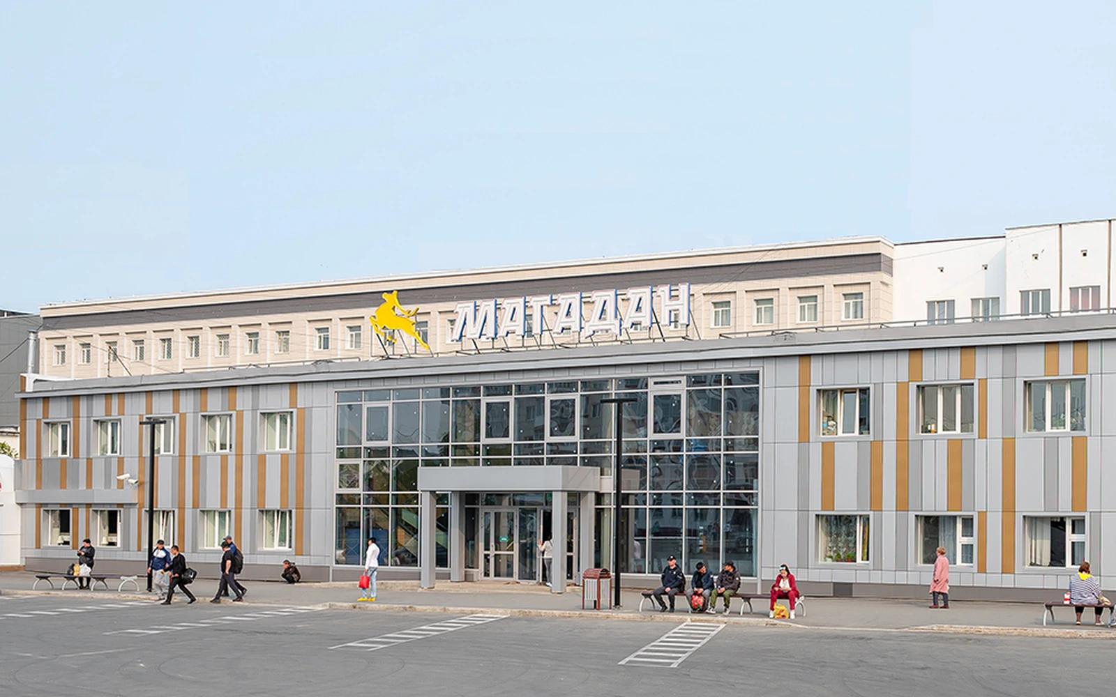 Металлический фасад междугороднего автовокзала Магадана